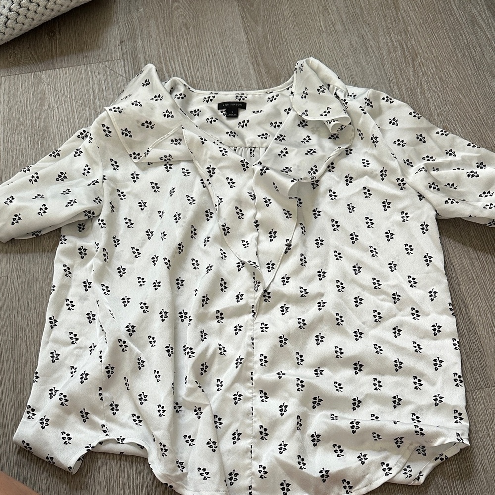 Ann Taylor White Blouse with Black Floral Pattern. Bunch sleeve.